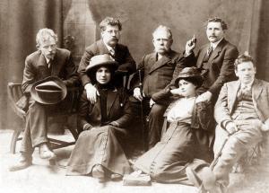 Grupo de jovenes anarquistas en Londres (1912). Se izquierda a derecha Simmerling, Rudolf Rocker, Wuppler, Lazar Sabelinsky, Loefler; sentadas Milly Witkop-Rocker i Milly Sabel