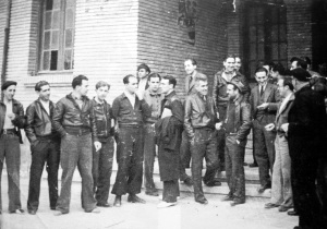 A la entrada del Consejo de Aragón (Caspe, 1937). Miguel Chueca (con gorra) es lo que hace nuevo empezando por la izquierda de la primera fila; a su izquierda Joaquín Ascaso y Francisco Ponzán