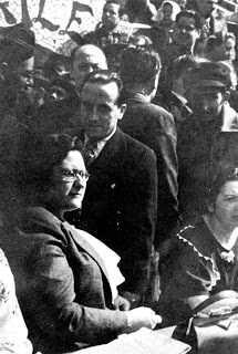 Mateu Baruta, con corbata, con Federica Montseny en un mitin en el parque Güell de Barcelona otoño de 1936 