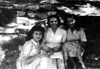 Giovanna Berneri, en el centro, con sus hijas Gilian Berneri, a su izquierda, y María Luisa (ca. 1936)